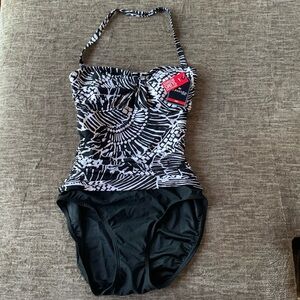 NWT Women’s ST JOHNS BAY Black & White One Piece Swimsuit Size 10
